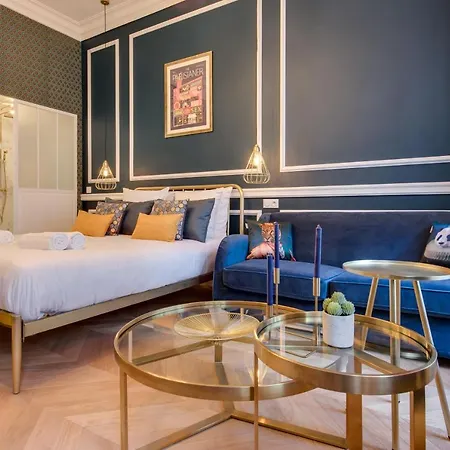 The Champs Elysees Blue Paříž